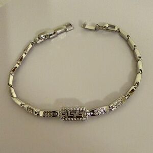 Elegant White Gold plated - Silver Cubic Zirconia women’s Classic Bracelet